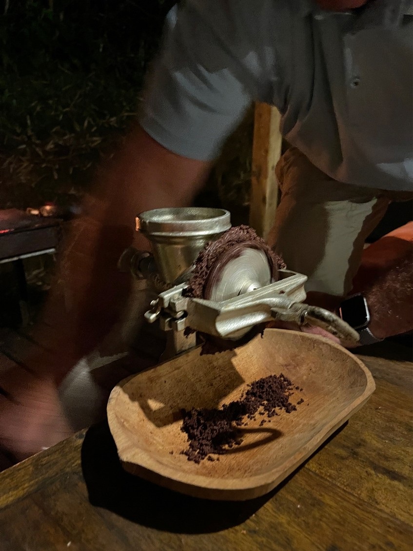 HaJo moliendo semillas de Cacao
